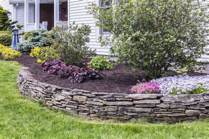 Should you put mulch on a tarp?